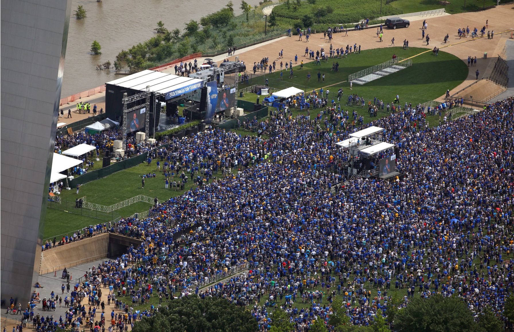 St. Louis Blues parade Stanley Cup to the Arch for fans